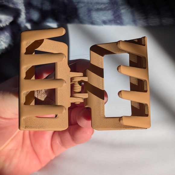 Tan Hair Claw Clip - Picture 9 of 9